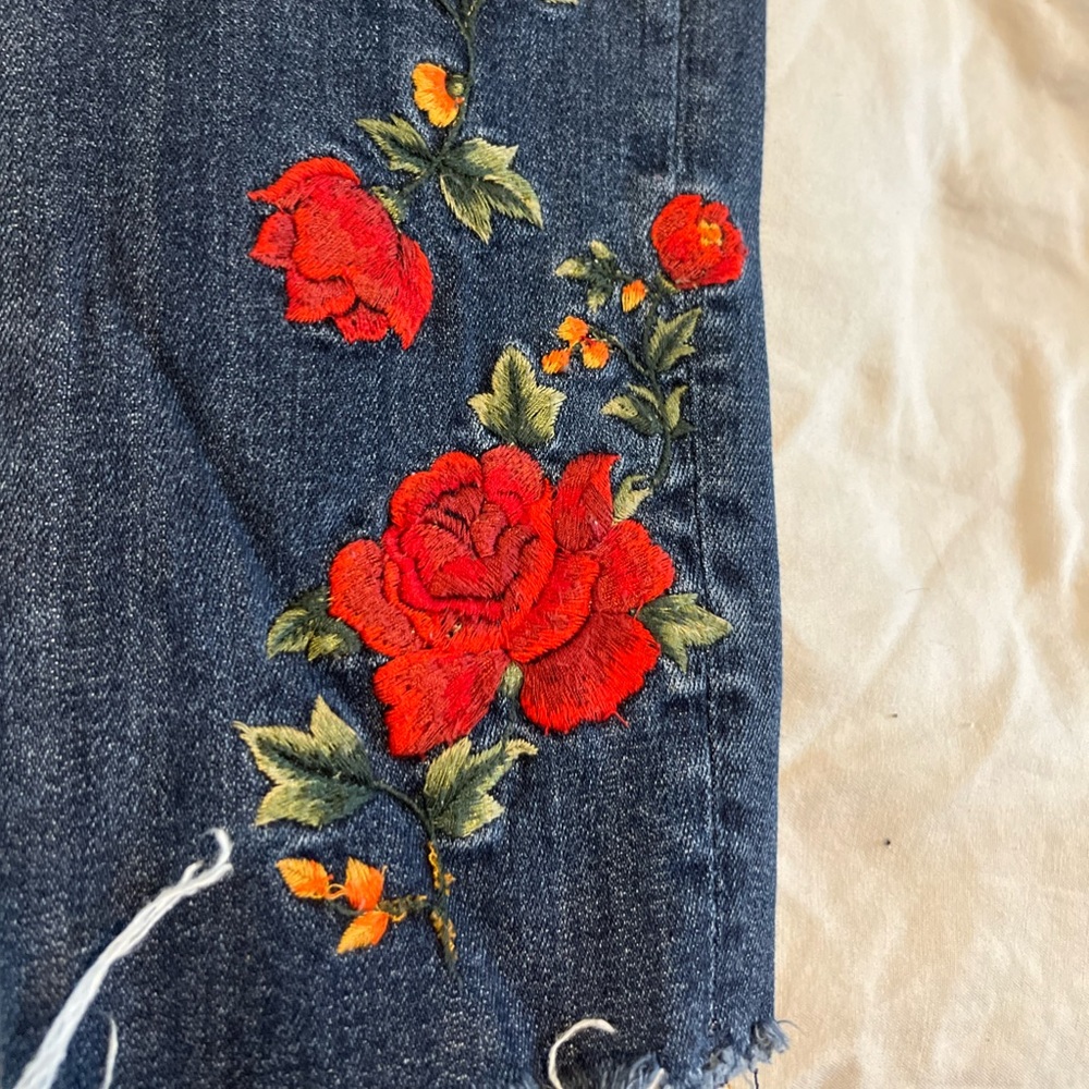 DRIFTWOOD JACKIE IN SIZE 29–DK WASH —ROSE EMBROIDERY, VGUC